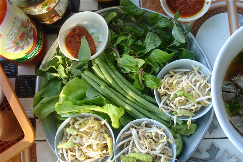 วันนี้ขอสั่ง เฝอน้ำ (ก๋วยเต๋ยวน้ำ)บ้านเรา คนที่นี้เน้นทานผักครับ

 [q]แจ่มเลยครับน้า  +[/q]
สวีสด