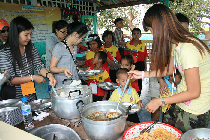 พี่ ๆ ตักข้าวให้น้อง ๆ 

......... ลาบ ต้มยำ หมูทอด ไข่เจียว นักเก็ต.........

อร่อยทุกอย่าง แต่