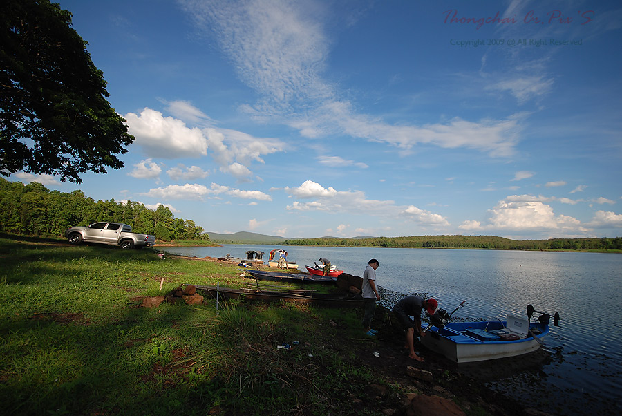 ขับเรือออกมาทางหน้าอ่างครับ ทนแดดกันไม่ไหว แสงยังไม่หมด แต่เพลียกันมากเลยกลับบ้าน ตามระเบียบครับ :ch