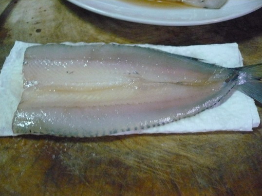 ก่อนทอดซับน้ำปลาส่วนเกินออกบ้างด้วยกระดาษทิชชู น้ำมันจะได้ไม่กระเด็นมากเวลาทอด ไม่เค็มเกินไป แล้วน้ำ