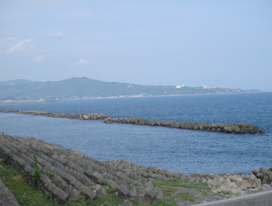 ข้างๆตลอดแนวหาดเป็นแนวกองคอนกรีตก