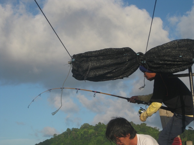 ไต๋บอยท้ายเรืออยู่ไม่ติดสู้รัศมีความแรงของผมไม่ได้ ขึ้นไปอยู่หัวเรือแล้วโดน
 :laughing: :laughing: 