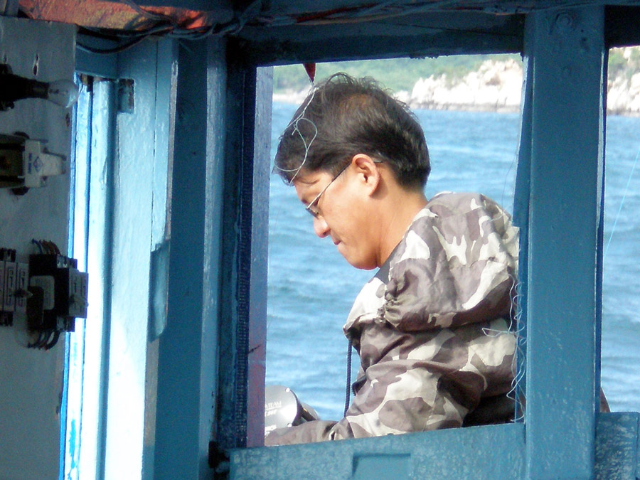 ยิงภาพน้าตู่จากท้ายเรือ ผ่านหน้าต่างใส่กรอบเลย  :grin:
