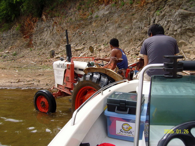 มีรถสปอรต์ มารากเรือขึ้นบกก กลับบบ