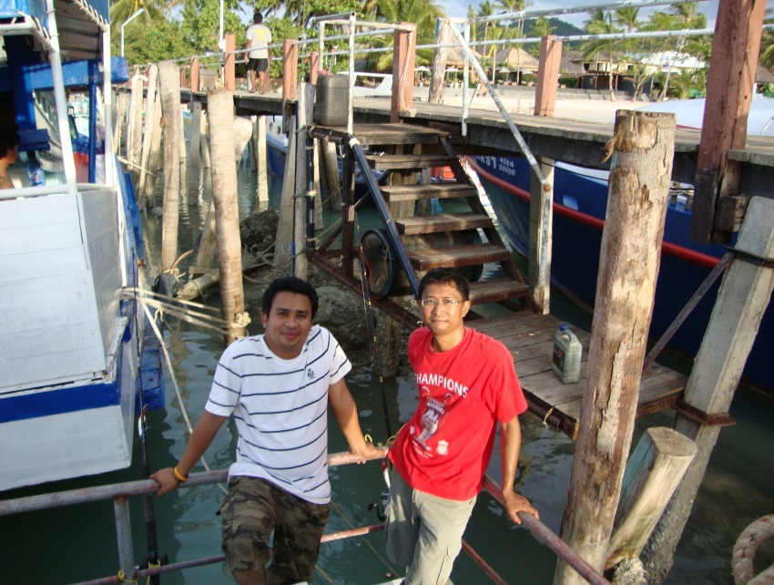 มาถึง ท่าเรือผู้ใหญ่นนท์
เตรียมตัวออกเดินทางกัน.............
ด้านซ้าย คือน้าสามารถ ขวาคือผมเองครับ