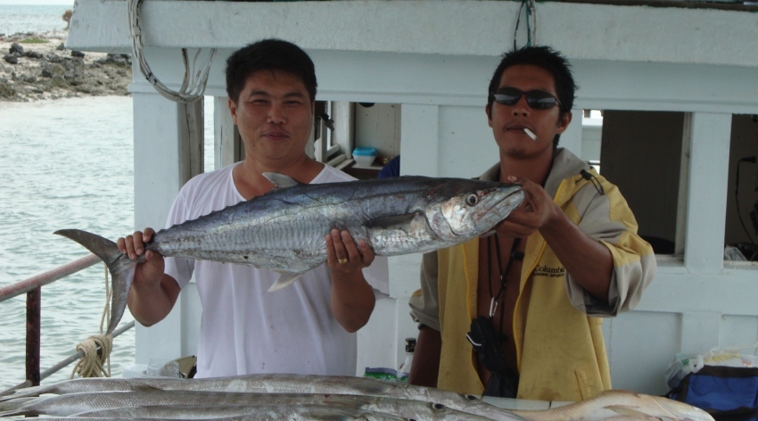 น้าเทียน กับเจ้าตั้วเฝ้าอยู่ท้ายเรือคู่กัน ปลาส่วนมากก็ได้จากเขา สองคนนี้แหล่ะครับบบบบ

น้าเวปเห็น