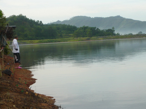 ดูแล้วก็มีปลานะ แต่ขึ้นไกลเหลือเกิน...ไม่มีเรือ...ท่าจะเเห้ว :love: