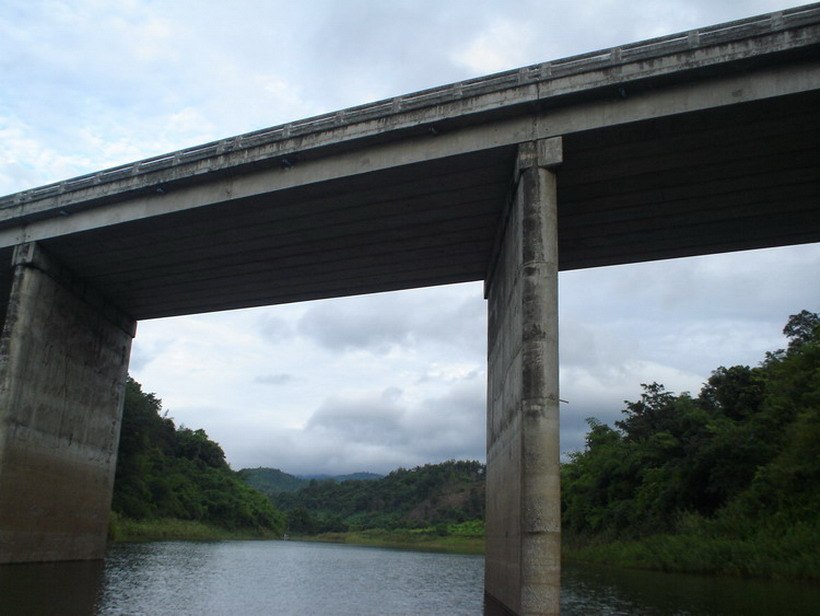 สะพานข้ามลำห้วย ก่อนถึงทางเข้าอ่าง  เห็นรูปทรงตรงๆ ดูแข็งแรงดีเลยเก็บภาพมาฝากครับ   :love: