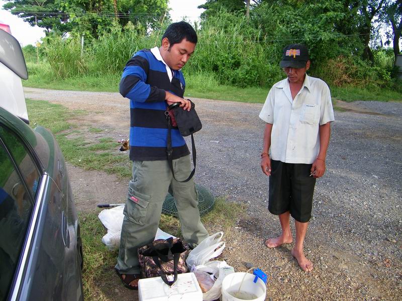 ส่วนลุงคนนี้อ่ะ...เค้าจาเป็นคนพาเราปายส่งที่แพค่ะ...แต่ว่าแพอยู่ม่ายไกลจากแพมาก...เฮ้อ...ว่ายน้ำม่าย