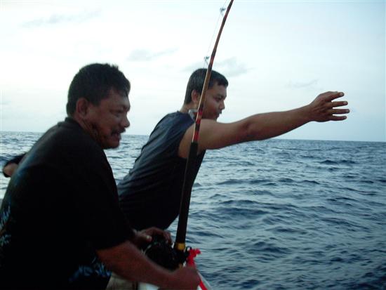 เราออกเดินทางจากคานเรือ ประมาณ 9 โมงเช้า ระหว่างเดินทางสู่หมาย เราทรอลิ่ง หาปลาเหยื่อ ไปตลอดทางนะครั