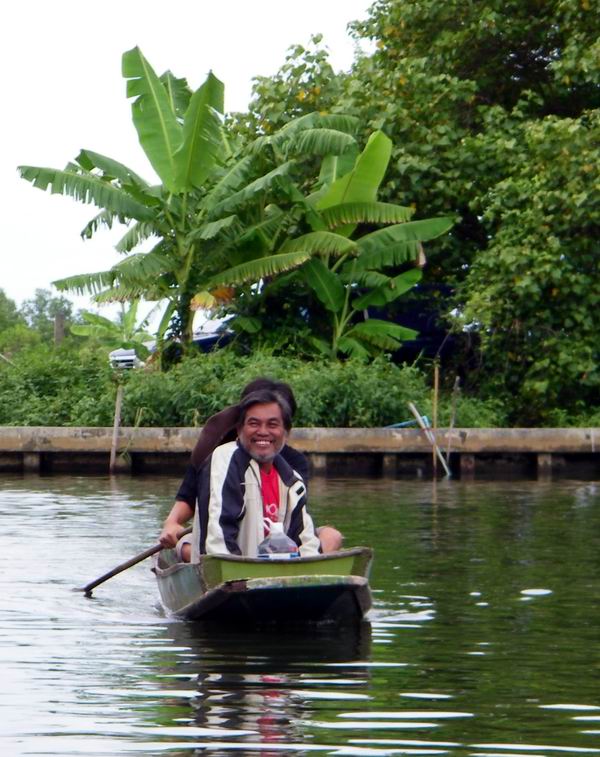 นู้นค่ะ...พ่อนั่งมากับเรือของพี่อนุสรณ์...ตามกันมาติดๆ... :cheer: :cheer: :cheer: