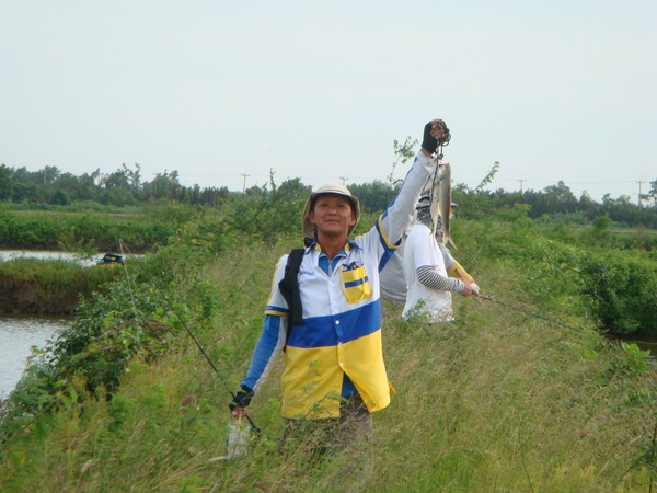 อ๋อ ลุงนพ นี่เอง      ได้ปลา 2 ตัว  เดินชู รอบบ่อเลย    .............นิสายยยยยยยยยยยย   :laughing: :