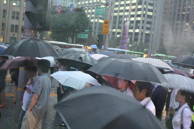 ฝนตกครับ  ทางไกด์บอกว่าฝนตกหนักมาก....หนักมากของเกาหลีใต้นี่คือ ตกทั้งวันพอเปียก
ถ้าประเทศไทย ฝนตกห