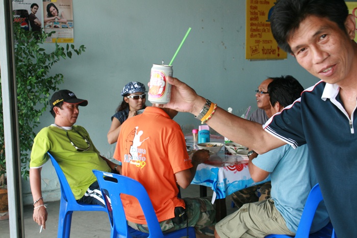 เดินทางมาสมทบกันที่ร้านอาหารในตัวเมืองสุพรรณ

น้าปองโชว์น้ำมันตัวเอง

 :grin: