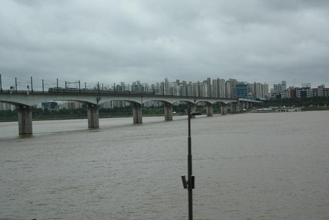 ตัดมาตอนเช้าอีกวัน  สะพานข้ามแม่น้ำฮันครับ 1 ใน 29 ของสะพานทั้งหมด