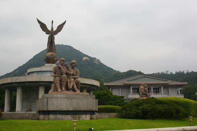 จากนั้นเดินทางไปถ่ายรูปที่ บูล เฮ้าร์  หรือว่า บ้านประธาณาธิบดี เกาหลีครับ

ในภาพเป็นนก ฟินิกส์และ