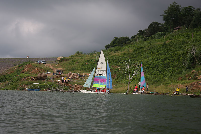 ขากลับออกมาลมเริ่มแรง ชมรมเรือใบก็เลยเริ่มเล่นเรือกันครับ