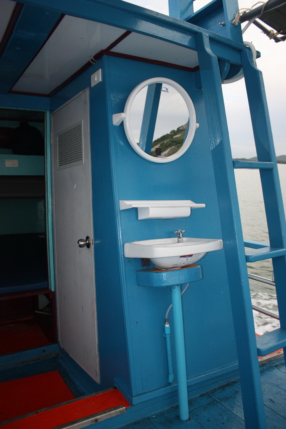 ด้านหลังเรือมีห้องน้ำ + ห้องอาบน้ำ และห้องครัว :tongue: :love: :laughing: :spineyes: