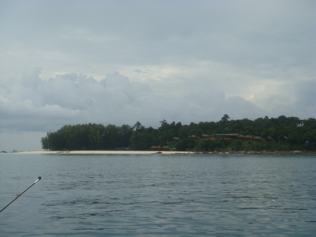 วิ่งเข้าช่องเกาะอาดังหลีเป๊ะ มีอินทรีพัทลุงตัวใหญ่ (เต้กเล้ง)จับเหยื่อ....

นี่เป็น รีสอร์ทบนเกาะห