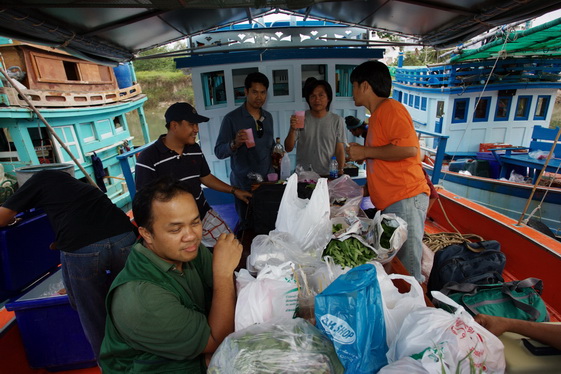 ไชโย...ลงเรือแล้วครับพี่น้อง รู้เลยว่าใหม่จริงๆเหม็นสีมากเลยครับ :cheer: :cheer: :cheer: :cheer: