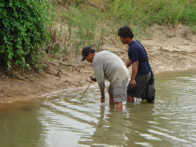 น้าจุ่งกับน้าน้อยหารูปลาไหลไปเรื่