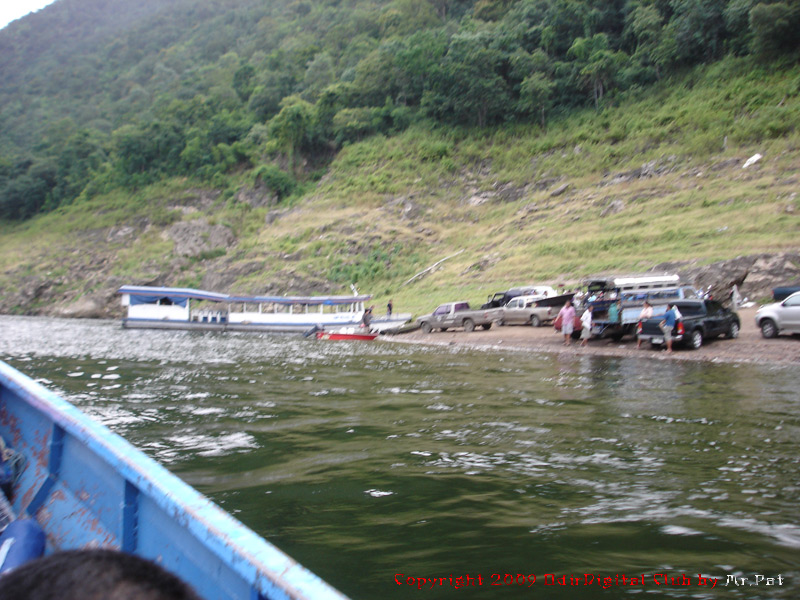 
  
   ที่ท่าเรือ มีนักท่องเที่ยว มารอเรือที่จะไปแพ ตามเกาะแก่งต่างๆภายในเขื่อน 
          และยัง