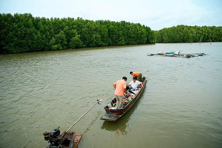 เรือลำแรก ลอยลำออกไปแล้ว ลำที่สองรอผมก่อนนะครับ  :spineyes: