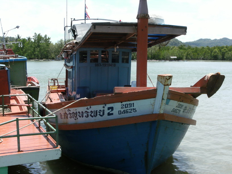 เรือไต๋ยี มาจอดรอแล้วครับ