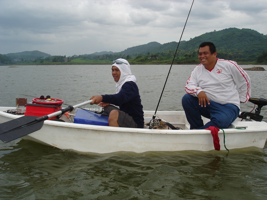 
[b]ดูเรือลำนี้ซิครับ ขนแห้วกลับเต็มถัง (เรือวิ่งไม่ไหวเลย)[/b] 


555 :laughing:  :laughing:  :