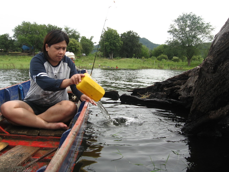 หันมาอีกทีคุณแป้งกลับลงเรือไปละ 

แล้วก็รีบวิดน้ำออกจากเรือทันที  :laughing: :laughing: :laughing: