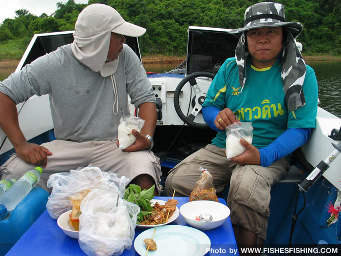 ได้ปลาตัวแรกแล้ว สบายใจ พักกินข้าวกันก่อน บรรยากาศกำลังดี  :grin: