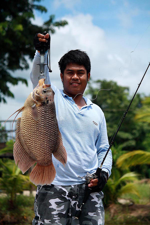 ได้ปลาตัวแค่เนี้ย ตะโกนซะลั่นบอ ให้มาถ่ายรูป  :angry: :laughing: :laughing:
จัดปาย เจ้าตัวบอกขอหล่อ