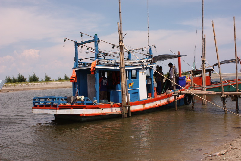 นี่ครับเรือของไต๋สมชาย  ขนาดกะลังดี  มีไดน์พร้อม  ค่าเรือคืนล่ะ 4000  บาท  ครับ