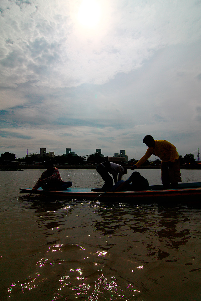 โอม ที่ อยู่เรือพี่เล็ก บอกว่าให้ เอาเรือเทียบ บอกว่า แบบนี้มันต้องผมเอง  :grin: