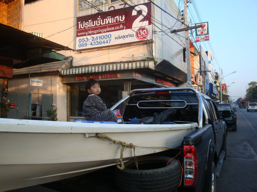 หลังจาก พลิกแพลง การบรรทุกเรือ ลำน้อย ในหลายรูปแบบ แต่ผมรู้ดีว่า ไม่มีอะไรดีเท่า ลากด้วยเทรลเล่อร์หร