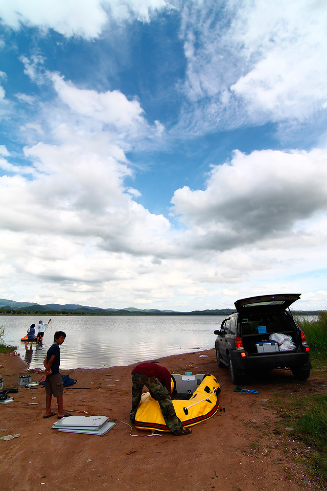 นักตัวปลาตัวเล็ก ๆ สนใจเรือ น้าโอ เป็นพิเศษ  เกาะติดสถานการณ์เลย