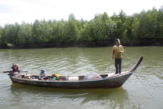 เรือวิ่งเข้ามาถึงคลองก่อนจะออกปากอ่าว มีเรือชาวประมงโบกมือขอความช่วยเหลือ บังยะหลารีบเอาเรือเข้าไปจอ