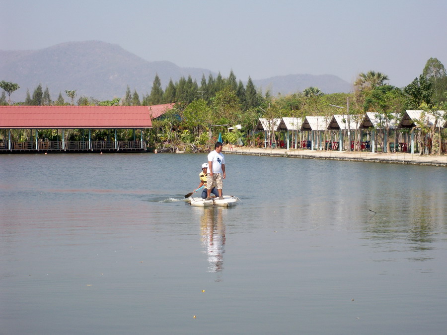 เอาละครับมีการพายเรือในอ่างเกิดขึ้นแล้ว :grin: :grin: :grin: