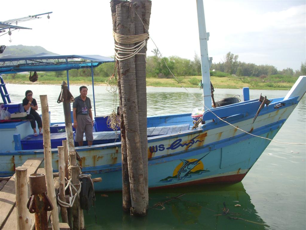 เรามาลงเรือลำนี้กันครับ เป็นเรือที่โด่งดังประจำเว็ปครับ
  พรผาสุก2
 :smile: :smile: :smile: