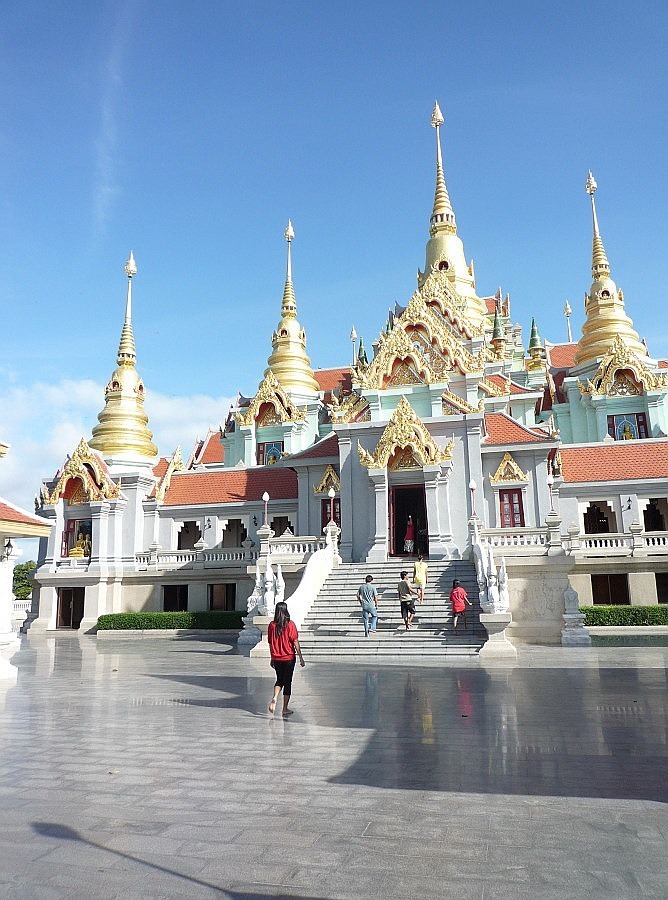 ตามประวัติ "พระมหาธาตุเจดีย์ภักดีประกาศ"
สร้างขึ้นเพื่อเป็นที่ระลึกการครองราช ครบ  50 ปี
ของพระบ