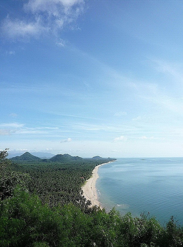 จากด้านบนของพระธาตุ มองเห็นชายหาดของบางสะพาน 
ทอดยาว ไปไกลสุดสายตา  :smile: :smile: