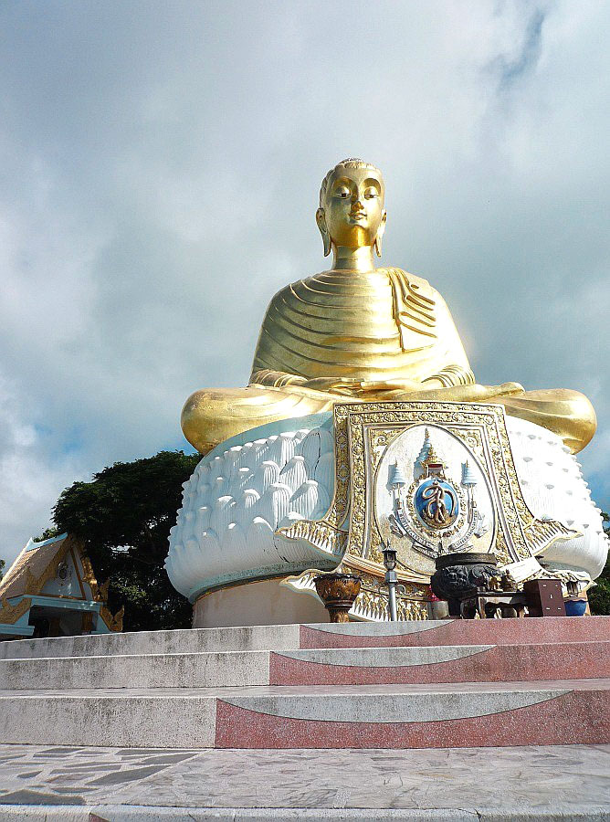 สุดท้ายขอลาน้าๆ ป้าๆ ด้วยภาพนี้ครับ 
"พระพุทธกิตติสิริชัย"
ตั้งอยู่บนเขาธงชัยหันพระพักตร์ออกทะเล