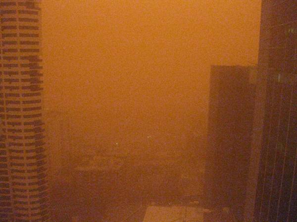 ตอนที่ถ่ายนี่ 7.30ตอนเช้านี่เองคะ    คนที่นี่เค้าเหตุการณ์นี้ว่า  Dust storm hits Sydney