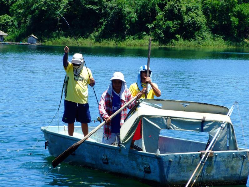 ติดตอต้องพายเรือออกไปอีก