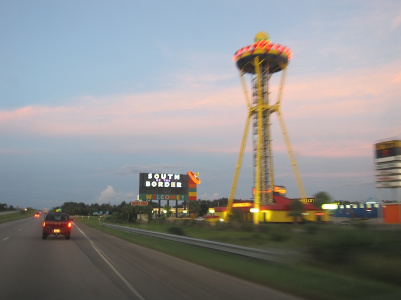 South of the Border ครับ...อยู่ระหว่าง North Carolina กับ South Carolina ครับ  :love: :love: