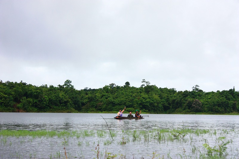 เรือมารับเสร็จ จัดแจงของเรียร้อย ก็ออกเรือกันครับ
เป้าหมายก็คือ  [b]"แห้วป่า"ครับ[/b] :laughing: 