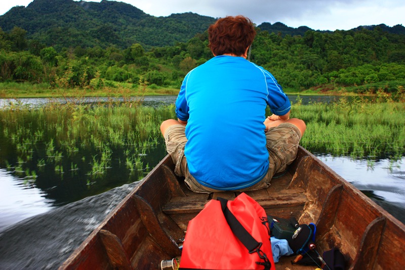 วันนี้น้าถ้ำ ยอมให้ผมนั้งที่หัวเรือด้วยครับ แหม่....มันช่างอึดอัดเหลือเกินครับพี่น้อง  :laughing:
เ