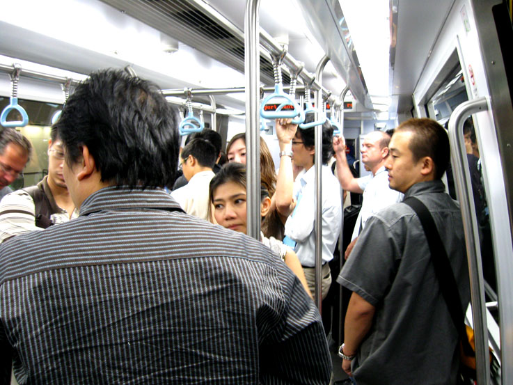 
เราเดินทางโดยรถไฟใต้เดินซึ่งค่อนข้างสะดวกมากๆ 
เพื่อเข้าสู่ประเทศจีน ที่เมือง Shen Zheng