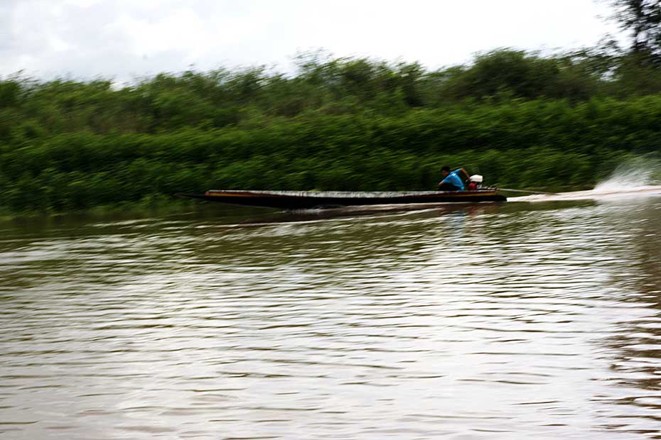 มีเรือหางยาวผ่านมาด้วยครับ  :grin: :grin: :grin: