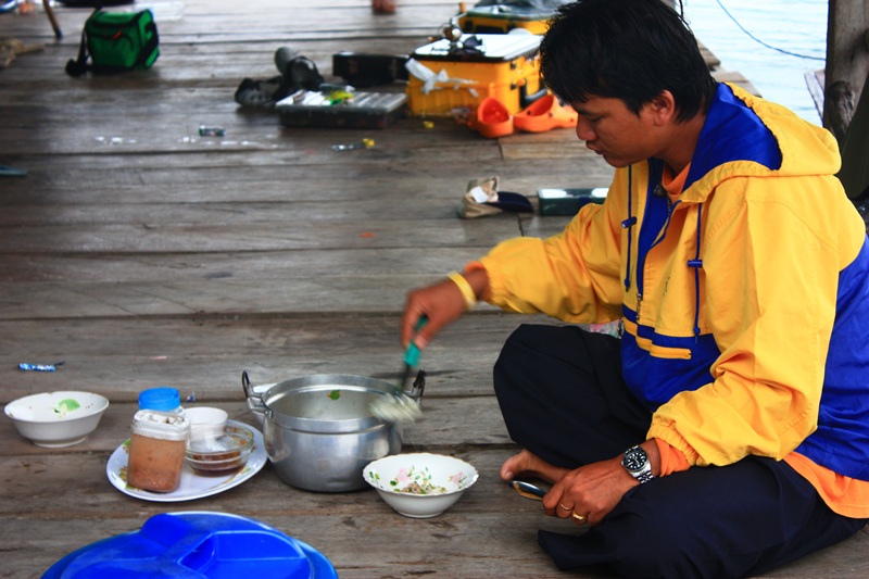 แปรงฟันเสร็จ ก็มานั่งกินข้าวต้มร้อนๆ กันครับ
ชีวิตมันช่างสบายจริงๆ นะครับ :laughing: :laughing:
ส่